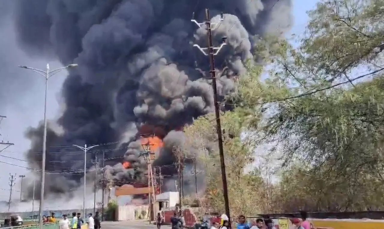 रायपुर में बिजली ऑफिस में लगी भीषण आग