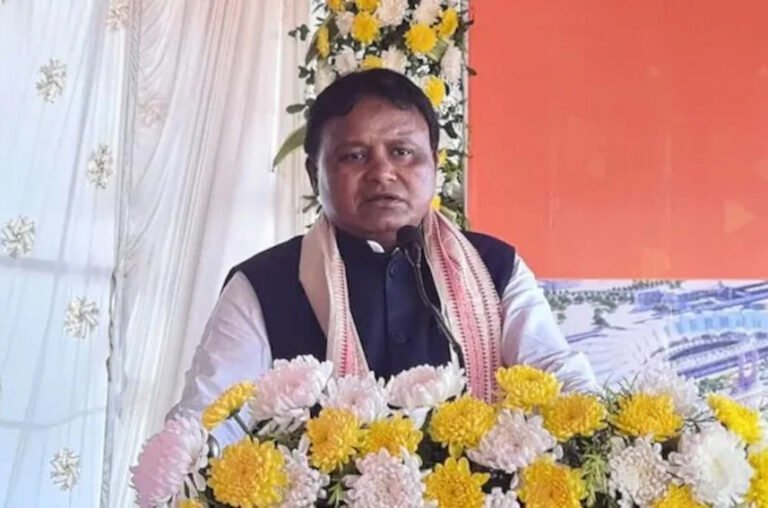 ओडिशा में CM पद के नाम की घोषणा हो गई है. 52 वर्षीय मोहन चरण माझी को बीजेपी विधायकों ने दल के नेता के रूप में चुना है. मोहन माझी ओडिशा के अगले CM होंगे.